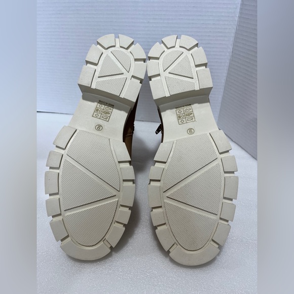 Journee Collection Women’s Tan Faux Leather Lug Sole Ankle Boot Size 9 Tan NEW - Picture 7 of 9